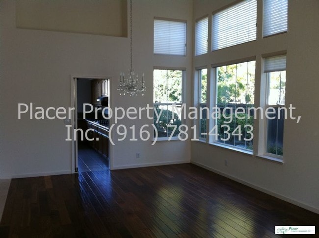Building Photo - 9940 Village Center Dr