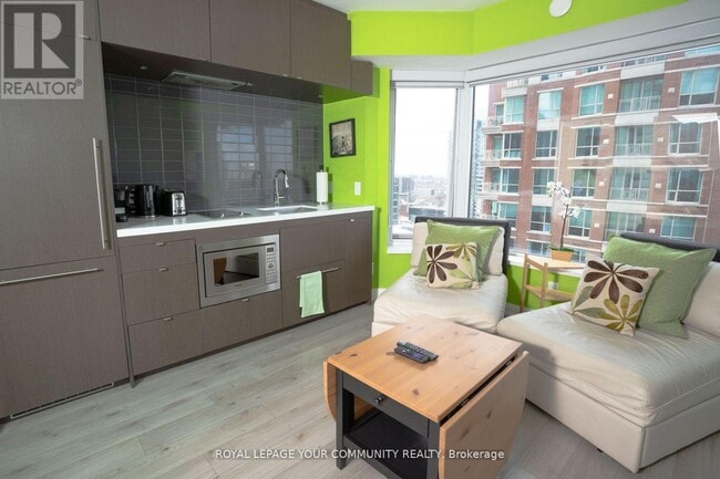 Photo du bâtiment - 155 Yorkville Ave