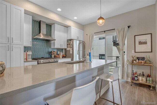 Foto del edificio - Spacious 3-Bed Townhouse with Finished Basement in Denver's Heart