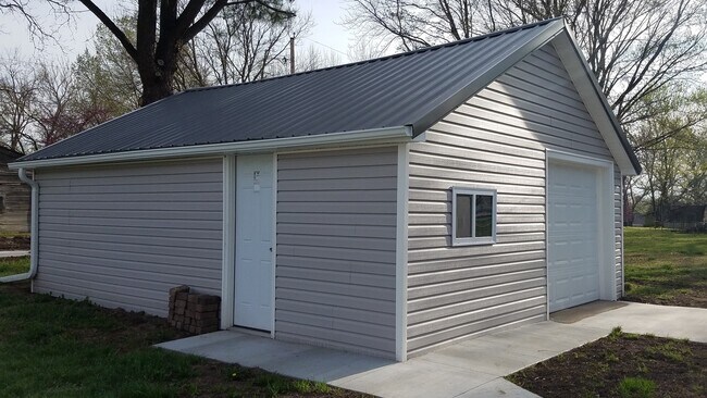 Building Photo - Newly remodeled 2 bedroom 1 bath with garage