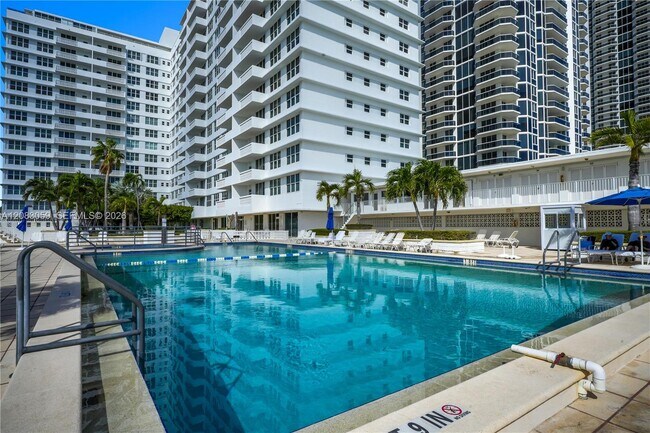 Foto del edificio - 4747 Collins Ave