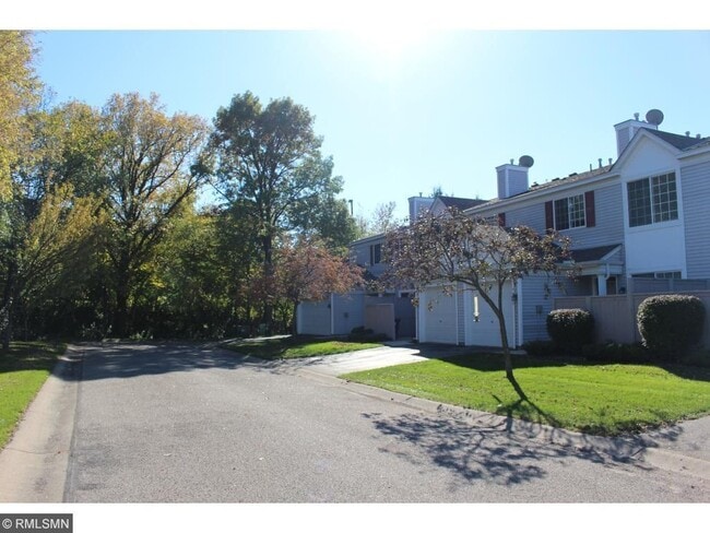 El propietario se encarga de la limpieza de la nieve y del mantenimiento exterior para una vida fácil y sin estrés. - 4415 Naper Bay