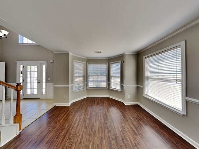 Building Photo - One month free! Great 5 Bedroom Home! Loca...