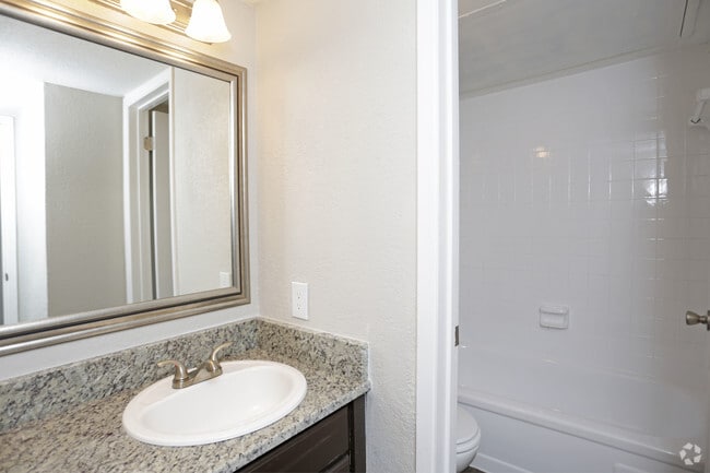 1BR,1BA - 575SF - BATHROOM - The Grove North Dallas