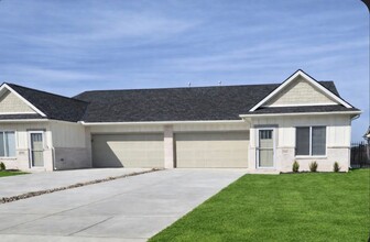 Building Photo - 2104 E Elk Rdg Ave