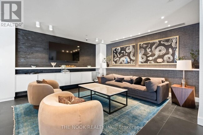 Building Photo - 1480 Bayly St