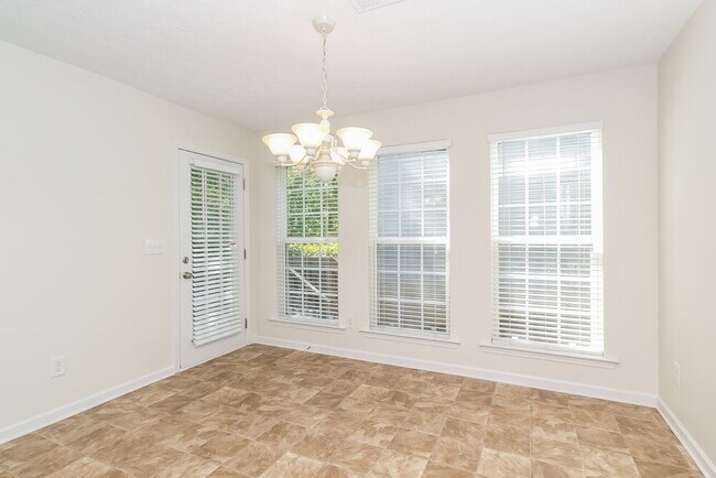 Foto del edificio - 43 Roxbury Ln