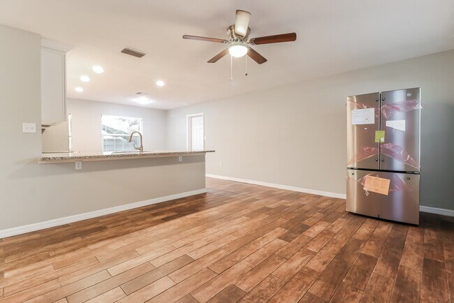 Building Photo - 3014 N Pineway Dr