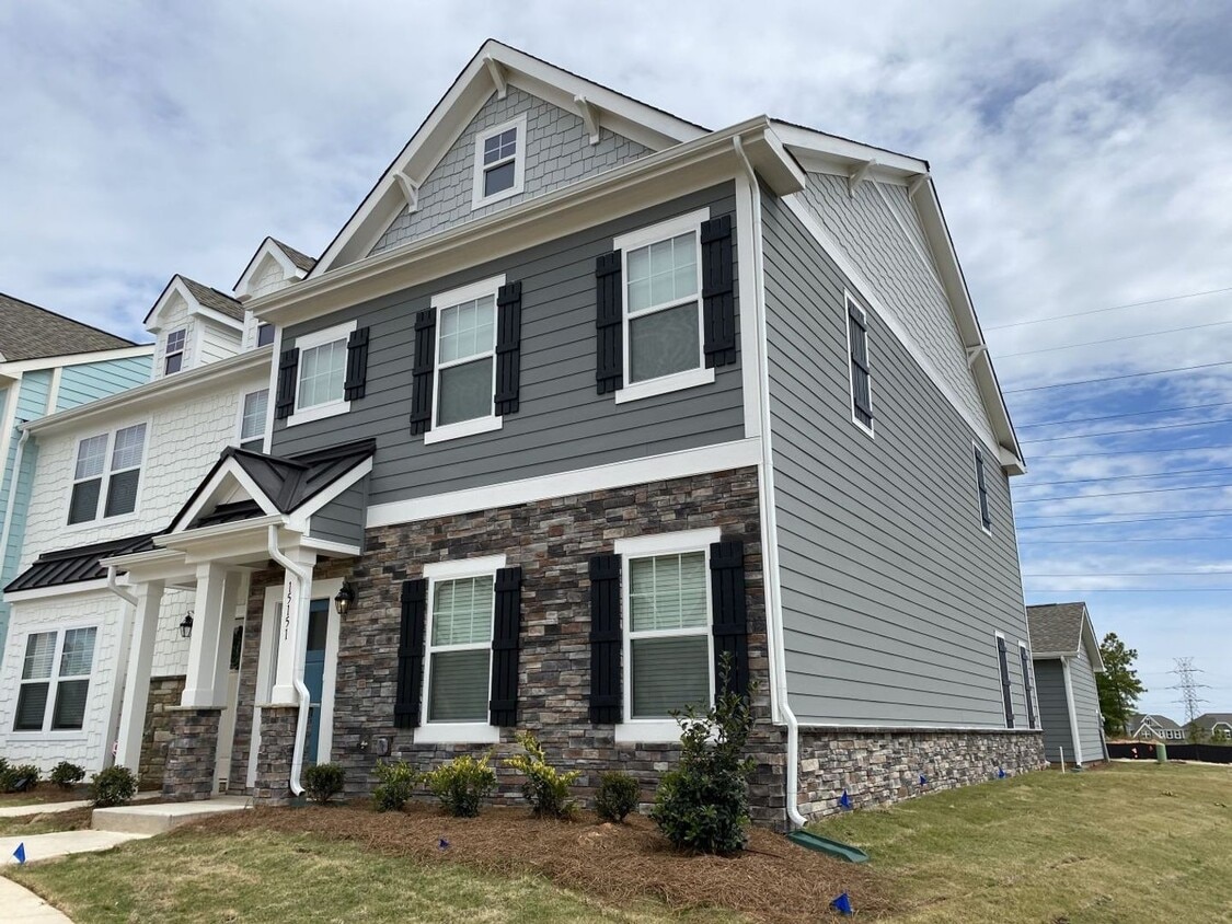 Foto principal - End Unit 2 Story Townhome in Huntersville