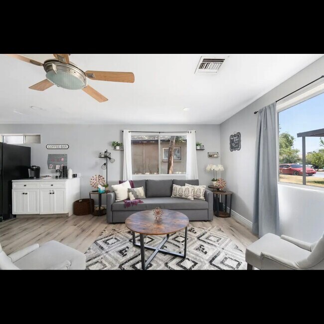 Foto del edificio - 3330 E Cypress St