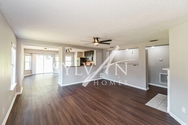 Foto del edificio - This charming home is move-in ready