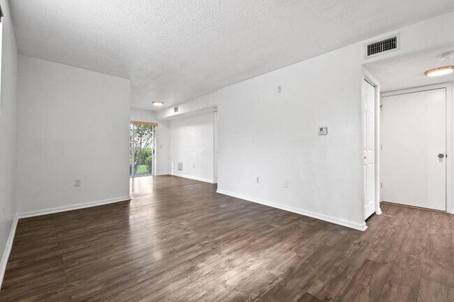 Foto del edificio - 3780 N Jog Rd