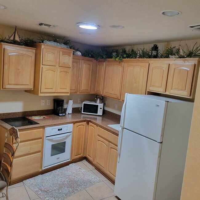 Refrigerator with ice maker - 2191 Fremont Dr
