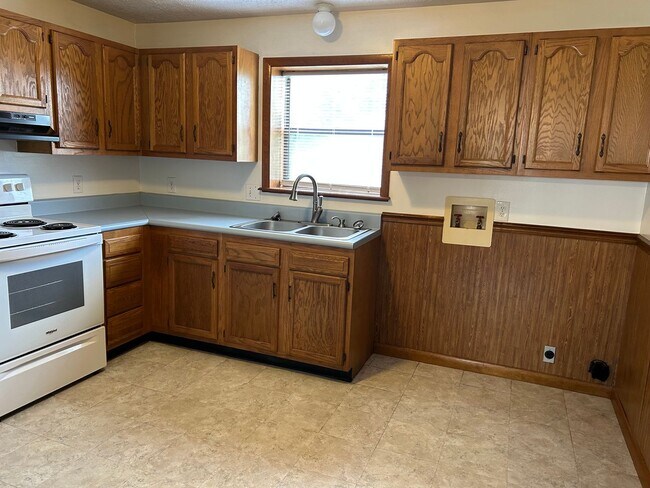 Building Photo - 2 Bedroom / 1 Bath Apt -  Kingsport TN
