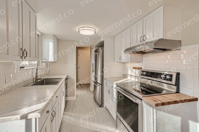 Building Photo - 10427 Holland Pl