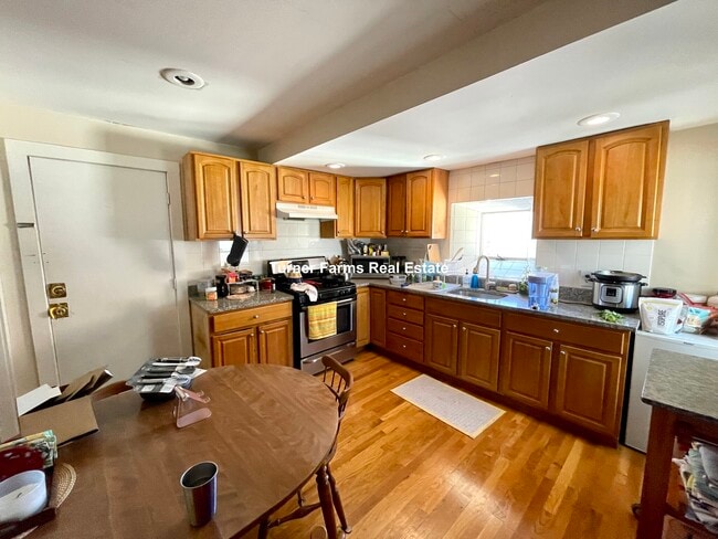 Building Photo - 42 Sewall St