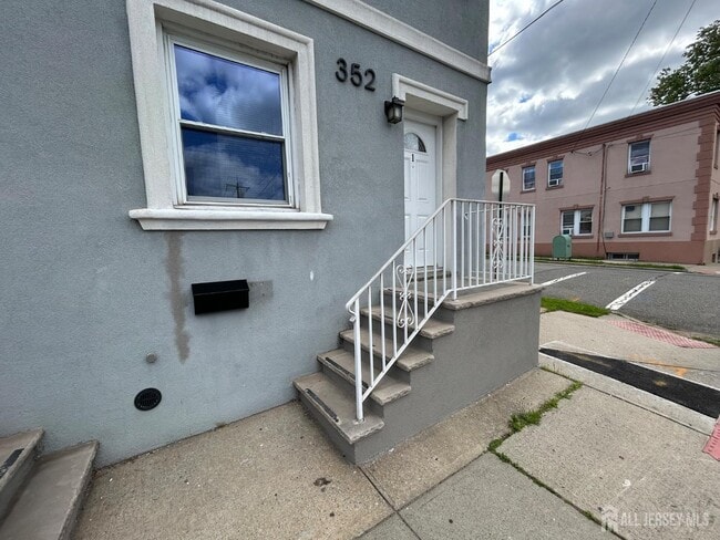 Building Photo - 352 Keene St