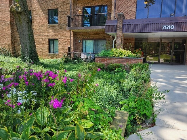 Building Photo - 7510 Farmingdale Dr