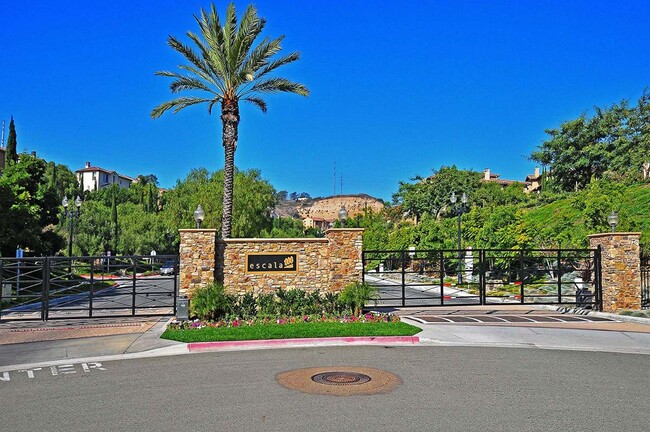 Building Photo - Mission Valley 3 Bedroom Townhome at Escal...