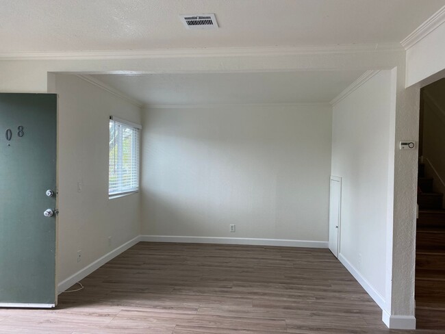 Foto del edificio - Tastefully Renovated Townhouse Available t...