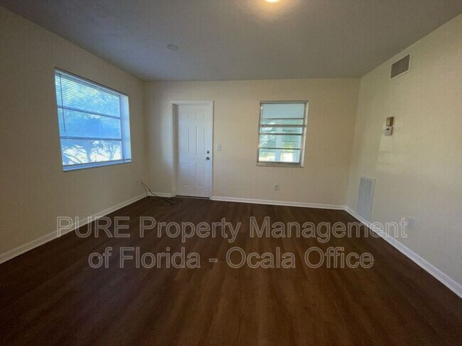 Building Photo - 1922 W Freeman Pl