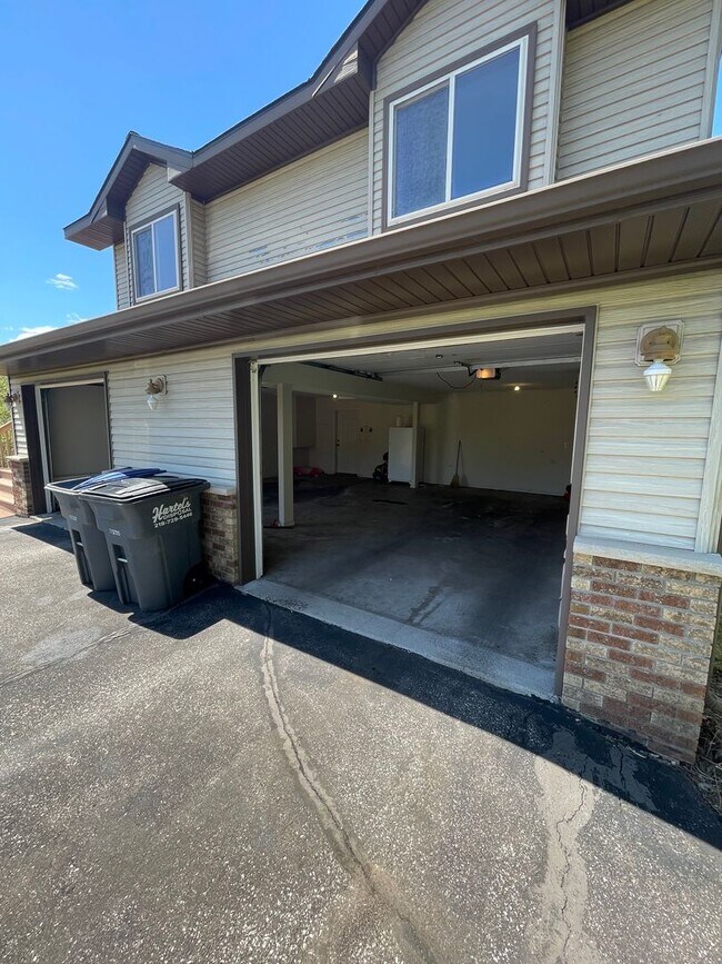 Building Photo - AVAILABLE NOW - 4 Bed, 3.5 Bath Home in He...