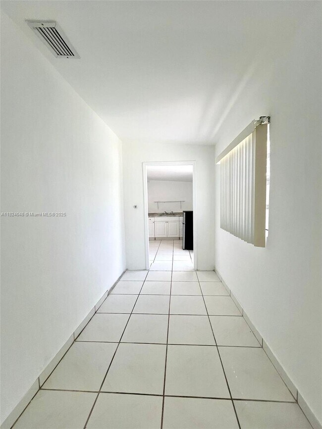 Foto del edificio - 1666 NE 183rd St