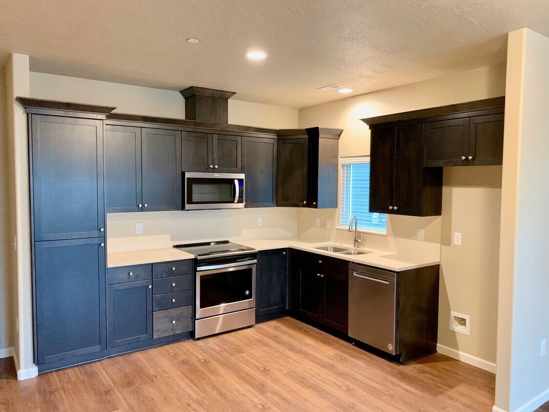 Foto principal - New Townhome Steps from Willamette River