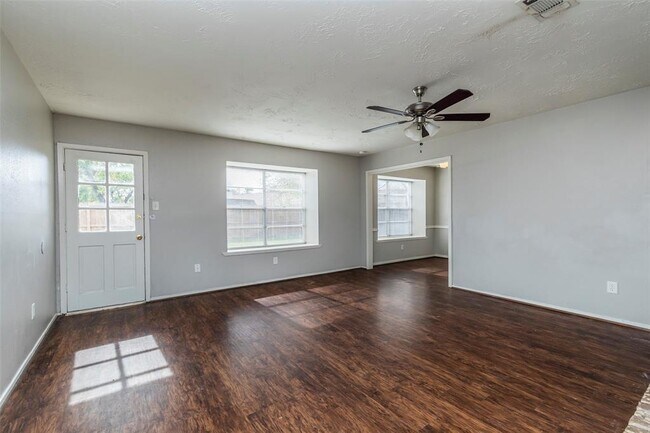 Foto del edificio - 8011 Dodiewood Ln