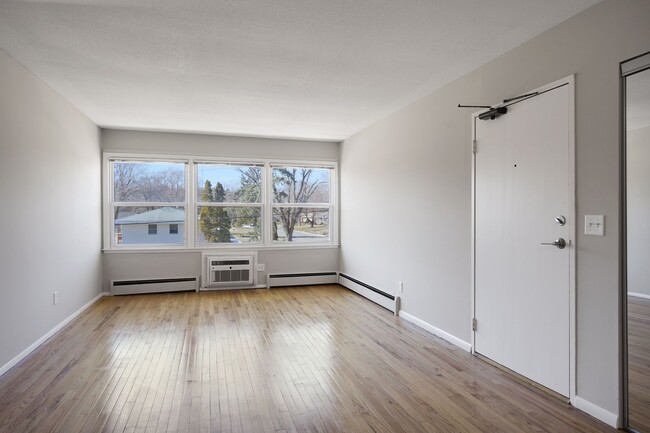 Building Photo - Large Remodeled 2 Bedroom