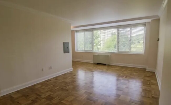 Large living room - 4000 Tunlaw Rd NW