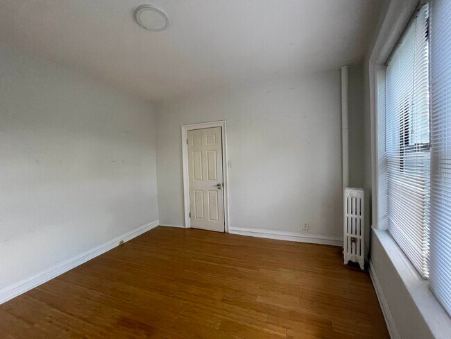 Foto del edificio - 57 Corbin Ave