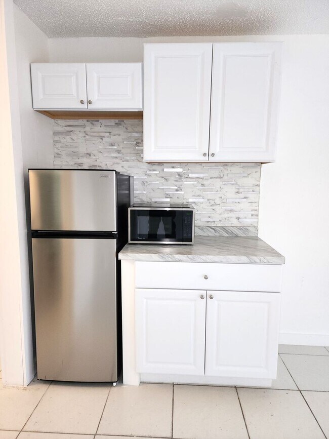 Building Photo - Newly Refurbished Studio Condo Near Florid...