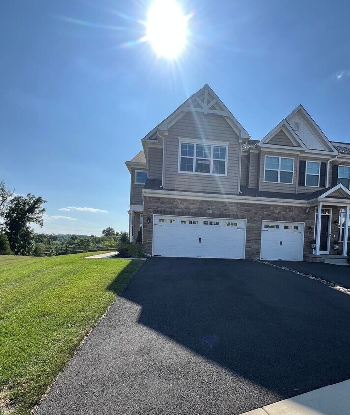 Foto principal - THREE BEDROOM TOWNHOME- PARKLAND SCHOOLS