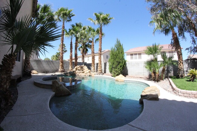 Building Photo - Large Southwest Pool Home