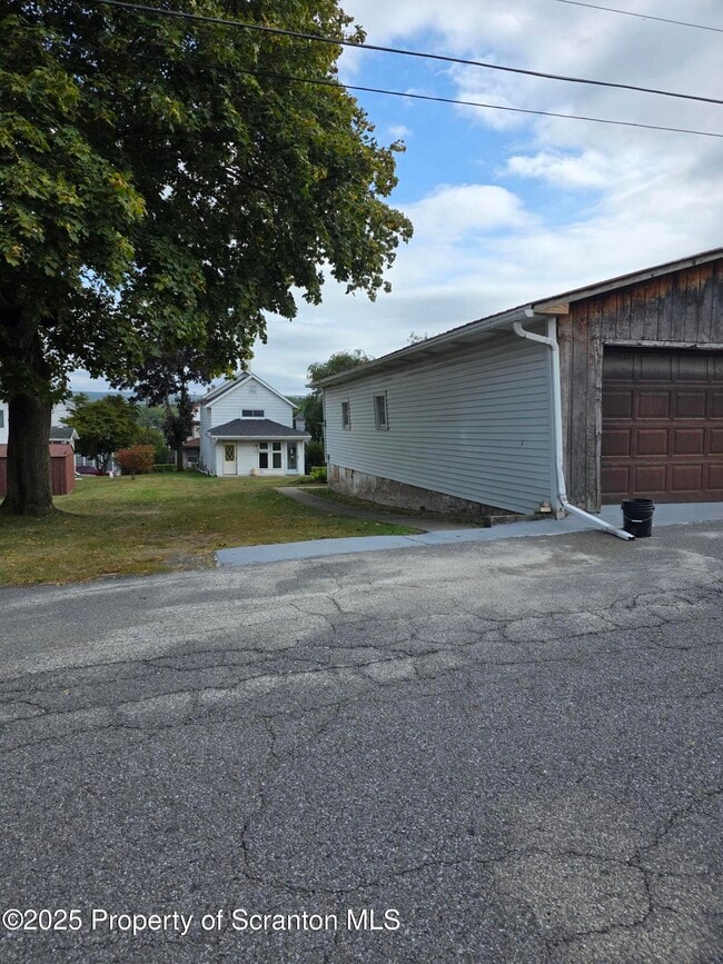 Building Photo - 1009 Carmalt St