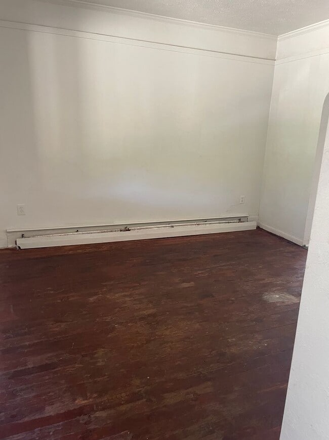 Building Photo - SPACIOUS FOUR BEDROOM HOUSE FOR RENT!