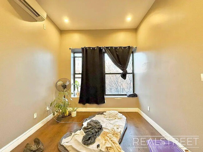 Building Photo - Myrtle Avenue