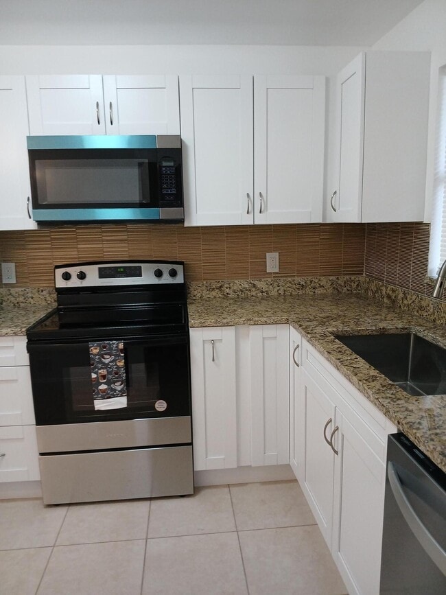 Foto del edificio - 4760 Lucerne Lakes Blvd W