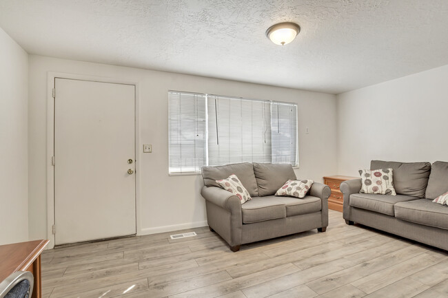 Building Photo - 670 N 300 E