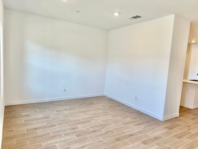 Foto del edificio - BRAND NEW 5 Bedroom Home In Riverstone Com...