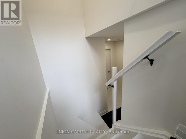 Building Photo - 5 Whistling Hills Dr