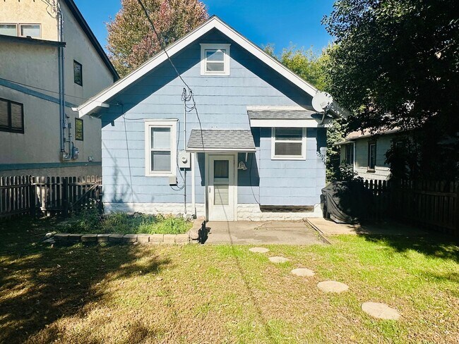 Foto del edificio - Charming 2-Bedroom Home with Hardwood Floo...