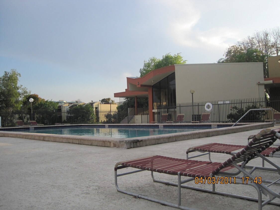 Primary Photo - 8889 Fontainebleau Blvd