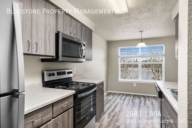 Foto del edificio - 206 Lakepoint Pl N