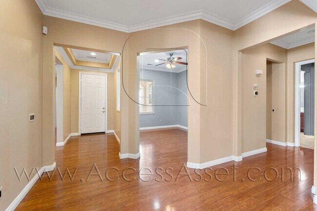 Building Photo - Beautiful 3 Bed/ 3 Bath Single Story Home ...