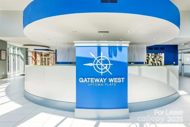 Building Photo - 902 W 4th St