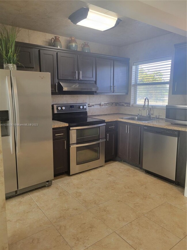 Foto del edificio - 8110 Sunrise Lakes Blvd