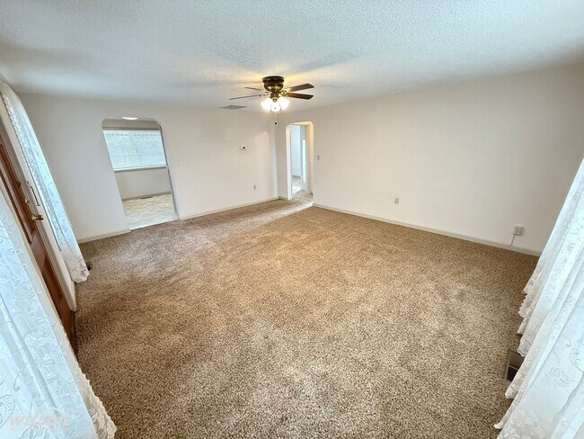 Foto del edificio - 2 Bed / 1 Bath Single-Level Home with Fenced Yard