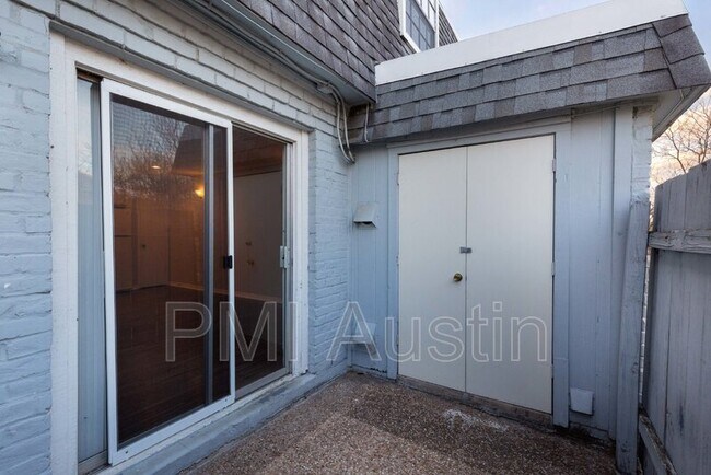 Building Photo - 2800 Skyway Cir